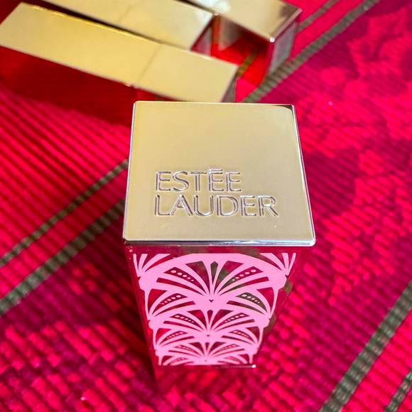Estée Lauder Limited Edition Lipstick- Shade Dramatic Rose - Picture 4 of 7